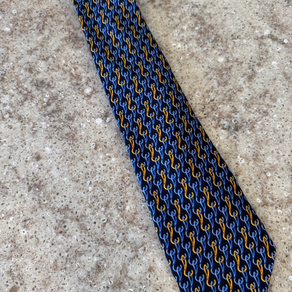 GUCCI MEN'S GG LOGO NAVY BLUE WITH GOLD & LIGHT BLUE DESIGN TIE BRAND NEW WIDES - Picture 2 of 4